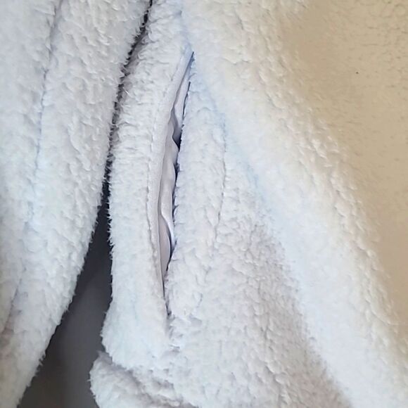 All in Motion light blue cropped sherpa pullover.  Size Medium, 2 pockets, NWT - Picture 3 of 5